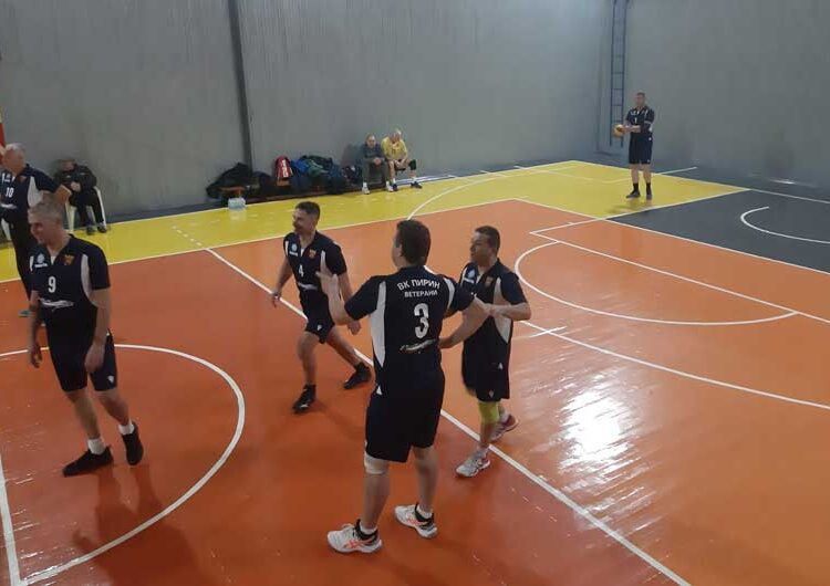 Ветерани одбојкари од Македонија и Бугарија одиграа натпревар во пресрет на празникот на Струмица