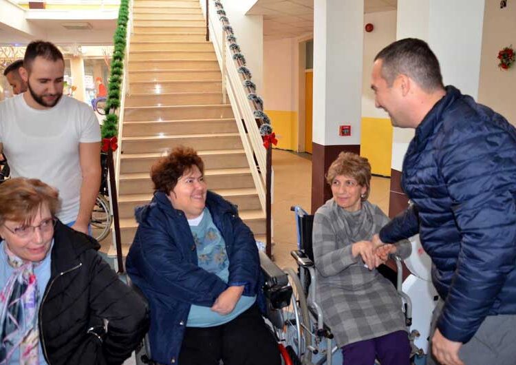 Струмичкото СДСМ подели 100 пакети со прехранбени производи и средства за лична хигиена