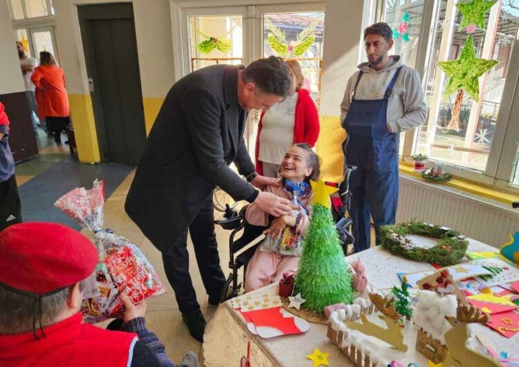 Претседателот на струмичкото ВМРО-ДПМНЕ, Жан Дрвошанов предновогодишно кај штитениците во Банско