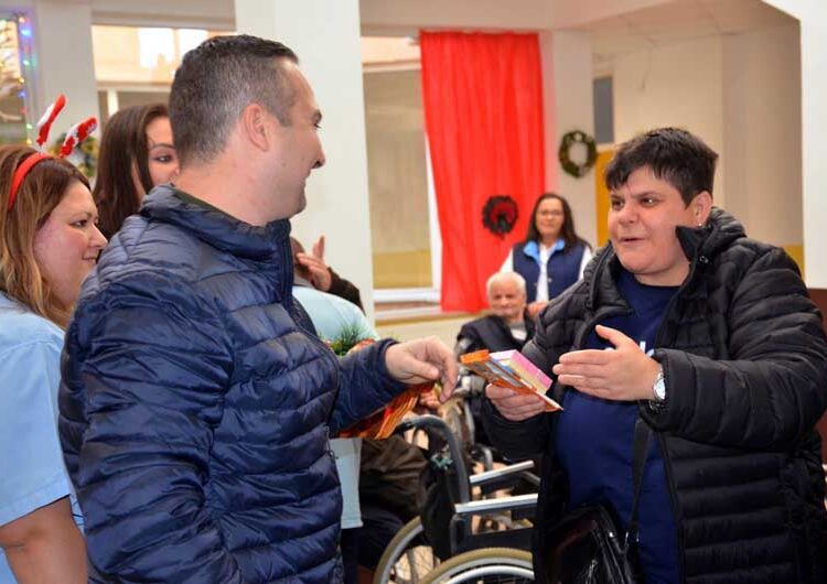 Струмичкото СДСМ подели 100 пакети со прехранбени производи и средства за лична хигиена