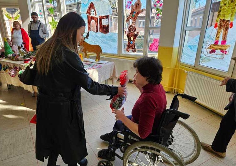 Претседателот на струмичкото ВМРО-ДПМНЕ, Жан Дрвошанов предновогодишно кај штитениците во Банско