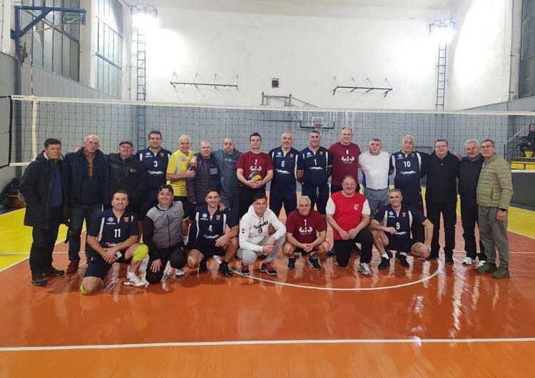 Ветерани одбојкари од Македонија и Бугарија одиграа натпревар во пресрет на празникот на Струмица