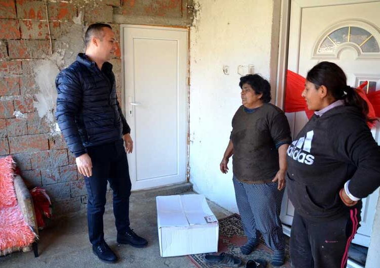 Струмичкото СДСМ подели 100 пакети со прехранбени производи и средства за лична хигиена