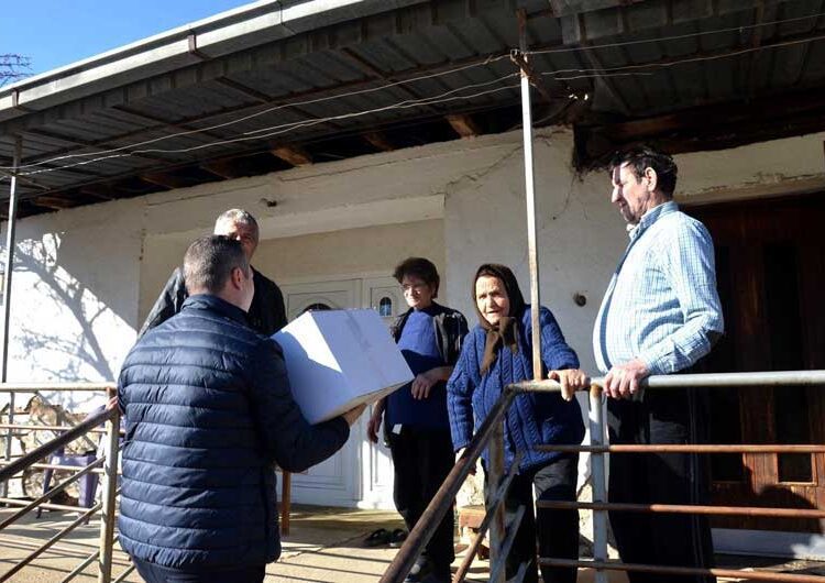 Струмичкото СДСМ подели 100 пакети со прехранбени производи и средства за лична хигиена