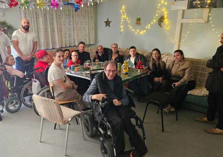 Претседателот на струмичкото ВМРО-ДПМНЕ, Жан Дрвошанов предновогодишно кај штитениците во Банско