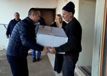 Струмичкото СДСМ подели 100 пакети со прехранбени производи и средства за лична хигиена