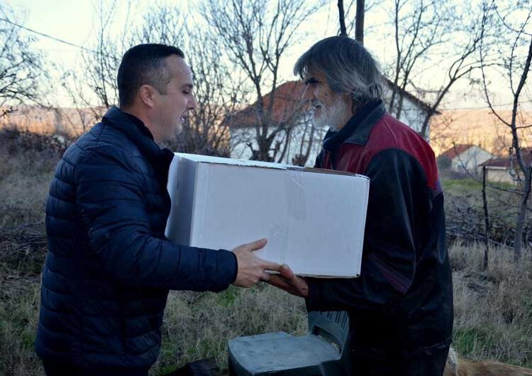 Струмичкото СДСМ подели 100 пакети со прехранбени производи и средства за лична хигиена