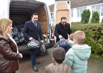 Небиу и Костадинов во училиштето „Даме Груев“ во Куклиш поделија нова детска облека запленета од македонските институции