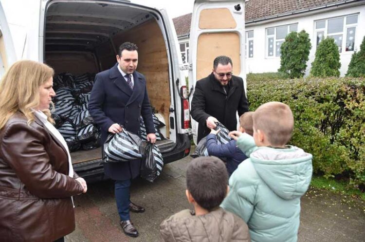 Небиу и Костадинов во училиштето „Даме Груев“ во Куклиш поделија нова детска облека запленета од македонските институции