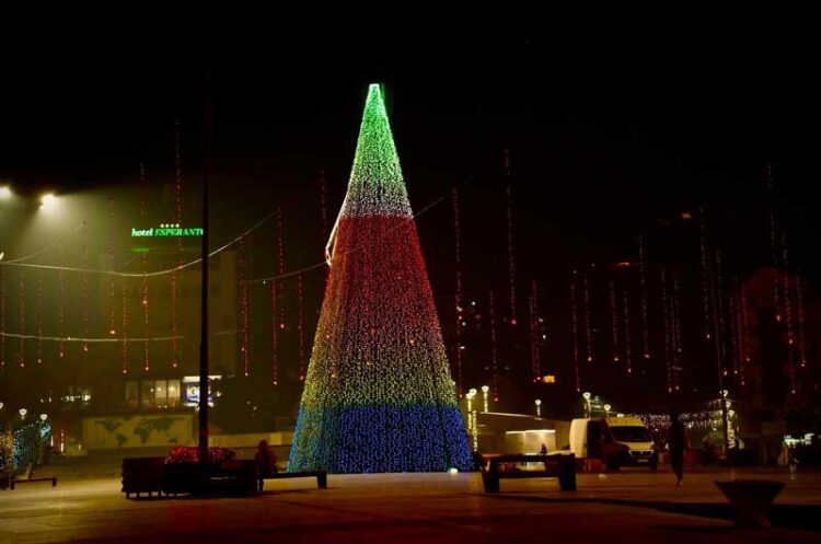 Од синоќа новогодишна бајка во Струмица – градот е украсен со 20-метарска елка и 400 декоративни светлосни украси