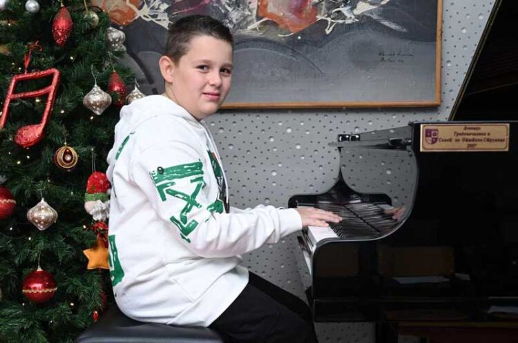 Прва награда и покана за рецитал во Њујорк за младиот пијанист Стефан Ончев од Струмица