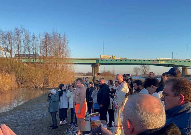 Македонците во Холандија за прв пат го организираа православниот обичај фаќањето на крстот – најсреќен беше Роберт Димитроски