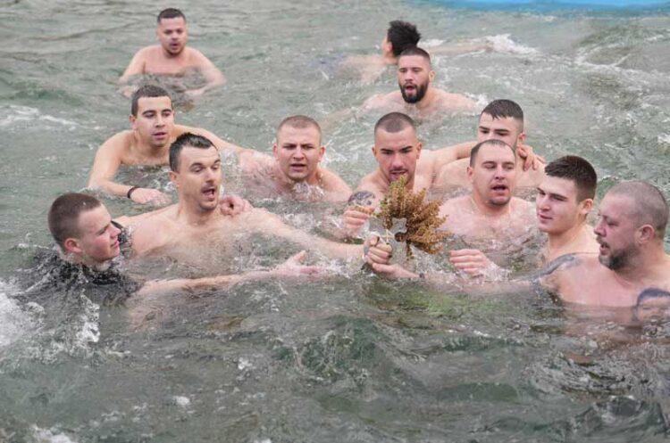 Утре во 12 часот Светиот крст ќе биде пуштен во водите на базенот „Аквариус“