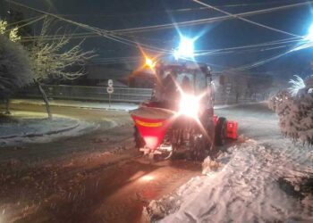 Екипи на „Комуналец“ со специјализирани возила го исчистија снегот од улиците