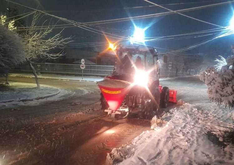 Екипи на „Комуналец“ со специјализирани возила го исчистија снегот од улиците