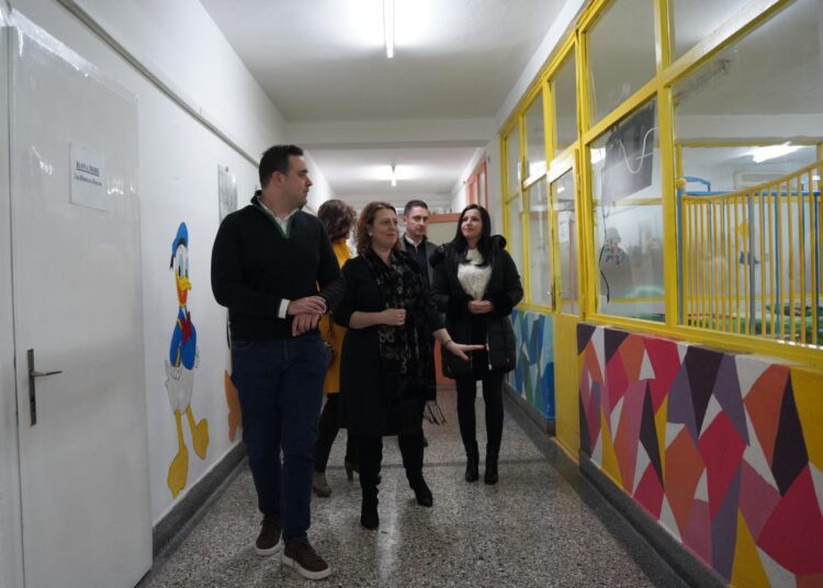 Градоначалникот Костадинов, традиционално на новогодишната ноќ во посета на дежурните јавни служби во Струмица