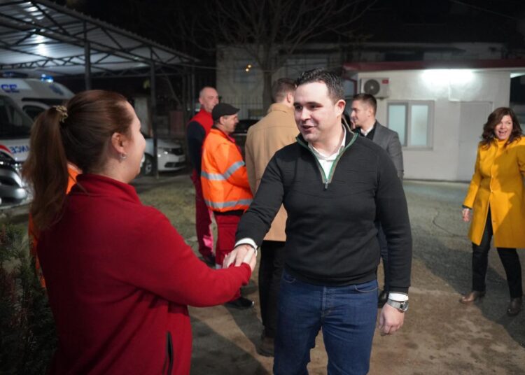 Градоначалникот Костадинов, традиционално на новогодишната ноќ во посета на дежурните јавни служби во Струмица