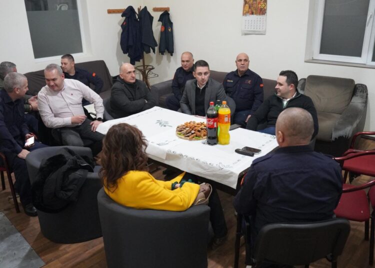 Градоначалникот Костадинов, традиционално на новогодишната ноќ во посета на дежурните јавни служби во Струмица