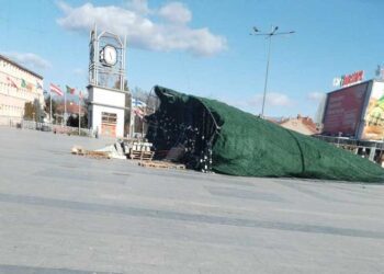 Падна големата новогодишна елка на струмичкиот плоштад