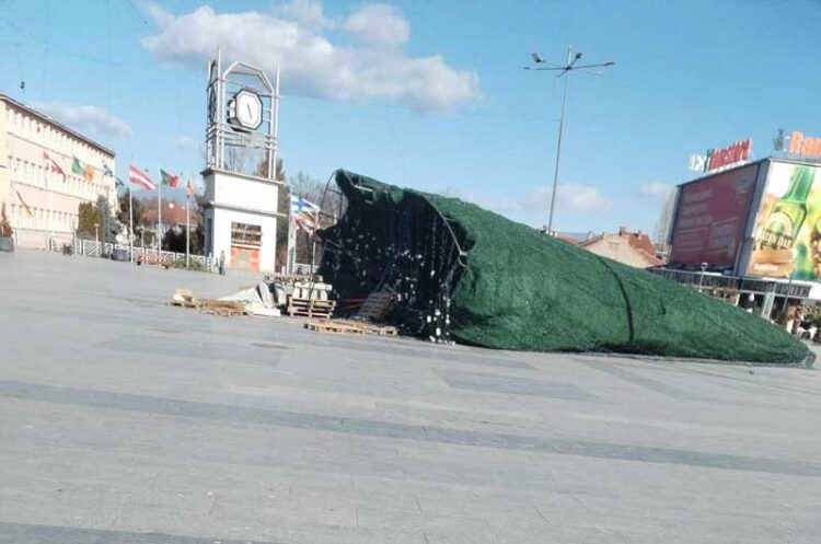 Падна големата новогодишна елка на струмичкиот плоштад