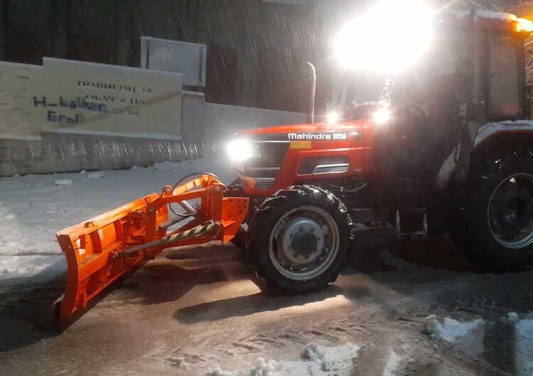 Екипи на „Комуналец“ со специјализирани возила го исчистија снегот од улиците