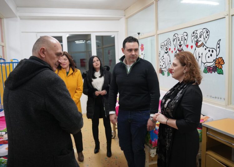 Градоначалникот Костадинов, традиционално на новогодишната ноќ во посета на дежурните јавни служби во Струмица