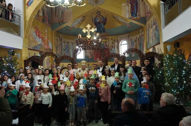 Министерот Спасовски заедно со началникот на СВР Струмица Арапов присуствува на света архиерејска Литургија во Радово