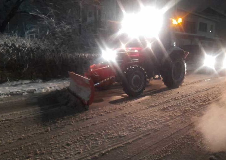 Екипи на „Комуналец“ со специјализирани возила го исчистија снегот од улиците