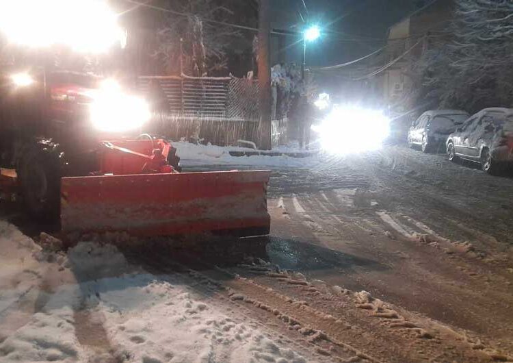 Екипи на „Комуналец“ со специјализирани возила го исчистија снегот од улиците