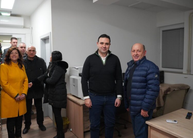 Градоначалникот Костадинов, традиционално на новогодишната ноќ во посета на дежурните јавни служби во Струмица