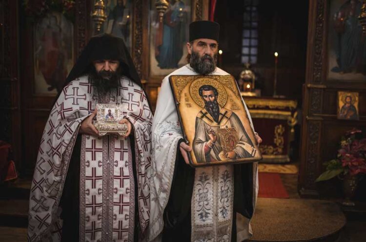 Од синоќа верниците во Струмица се поклонуваат пред моштите на Свети Василиј Велики