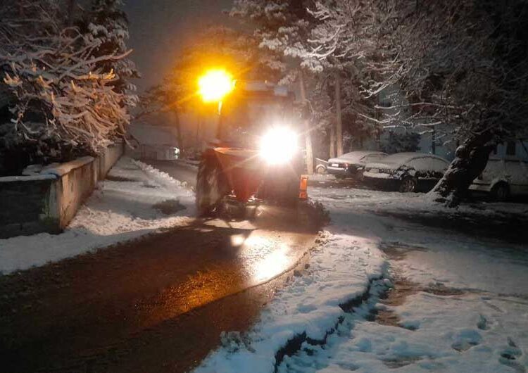 Екипи на „Комуналец“ со специјализирани возила го исчистија снегот од улиците