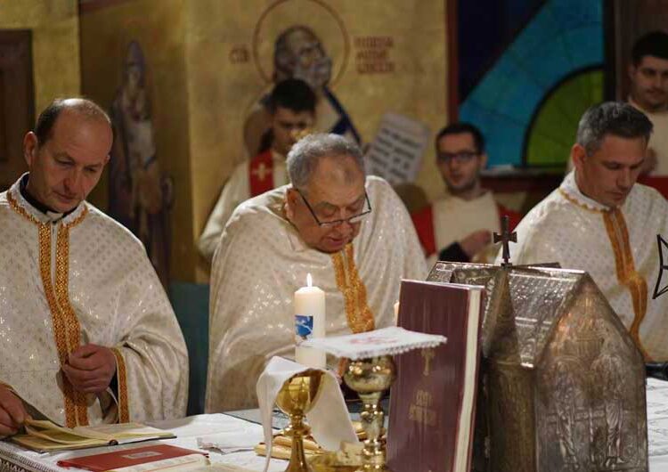 И католичките верници од Струмица денеска го слават Божиќ – монсињор Киро Стојанов одржа божиќна света Литургија во Катедралата