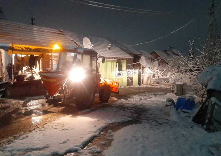 Екипи на „Комуналец“ со специјализирани возила го исчистија снегот од улиците