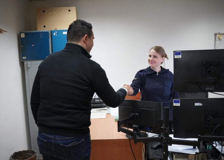 Градоначалникот Костадинов, традиционално на новогодишната ноќ во посета на дежурните јавни служби во Струмица