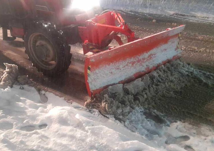 Екипи на „Комуналец“ со специјализирани возила го исчистија снегот од улиците