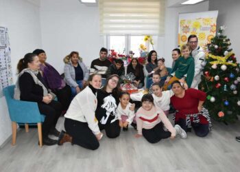 Делење лепче со паричка во Клубот „Деца на сонцето“ – паричката се падна кај Михаела