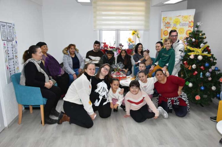 Делење лепче со паричка во Клубот „Деца на сонцето“ – паричката се падна кај Михаела