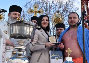 Љупчо Шопов повторно го извади крстот од водите во базенот во Струмица