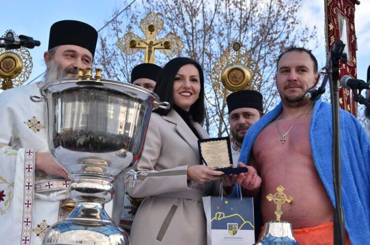 Љупчо Шопов повторно го извади крстот од водите во базенот во Струмица