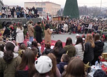 Деца од Струмица го најавија Раѓањето Христово и одржаа Хуманитарен концерт за малата Дениса Стоева