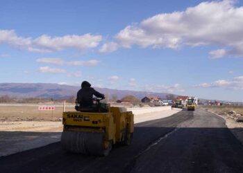 ФОТО: Се асфалтира обиколницата од патот Струмица – Дабиље