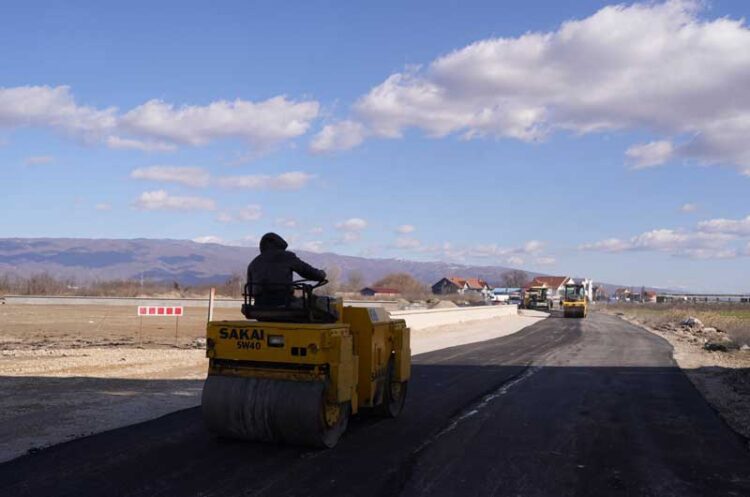 ФОТО: Се асфалтира обиколницата од патот Струмица – Дабиље