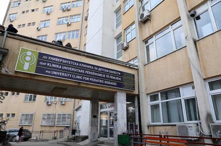Четиригодишното девојче од Струмица е под интензивна терапија на Клиниката за детски болести, бидејќи е донесено во исклучително тешка состојба