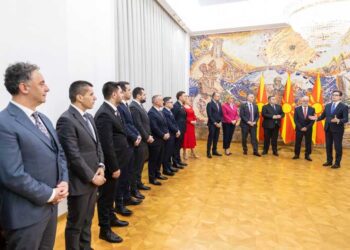 Собранието ја избра преодната Влада што ќе ја предводи Талат Џафери