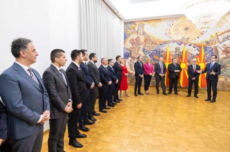 Собранието ја избра преодната Влада што ќе ја предводи Талат Џафери