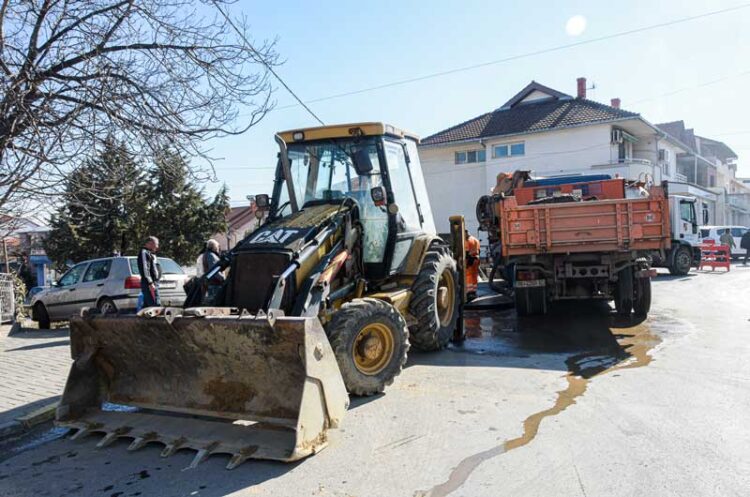 Неколку улици во градот Струмица се без вода поради дефект на главна водоводна линија