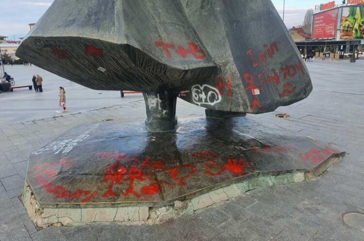 Вандализиран големиот споменик на Гоце Делчев во Струмица