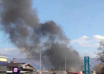 Црн густ чад ги вознемири граѓаните покрај „транзитниот пат“ во Струмица