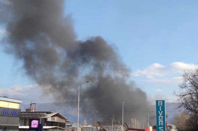 Црн густ чад ги вознемири граѓаните покрај „транзитниот пат“ во Струмица